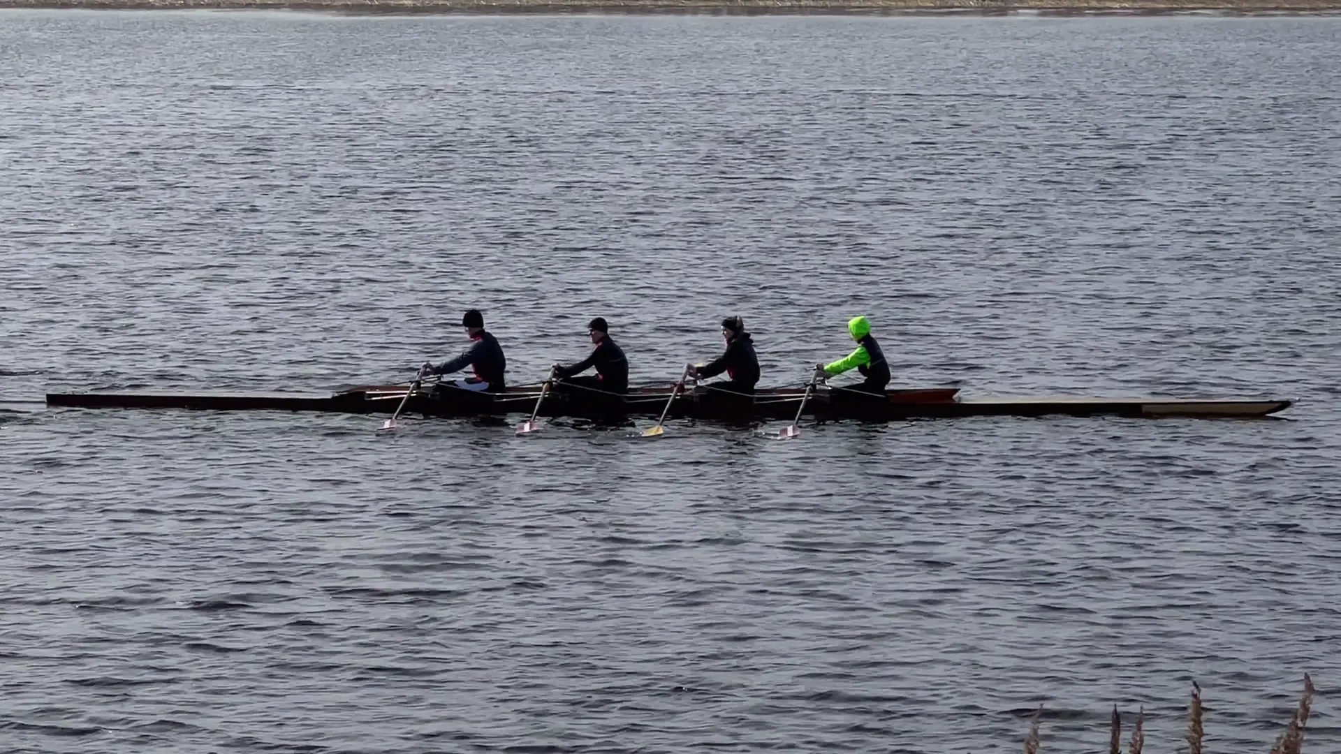 Photographie d’illustration : un équipage pratique l’aviron sur l’eau